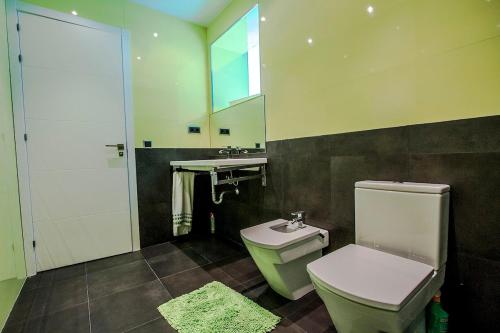 een badkamer met een toilet en een wastafel bij Catalunya Casas Modern Hilltop Haven with private pool 7km to beach in Castellet