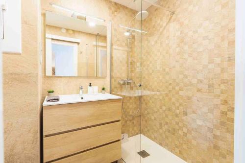 bagno con lavandino e doccia di BEACHFRONT APARTMENT Castelldefels a Castelldefels