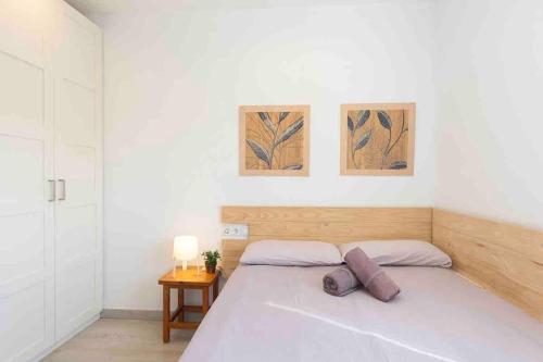 una camera con un letto con due immagini sul muro di BEACHFRONT APARTMENT Castelldefels a Castelldefels