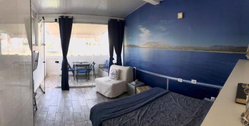 Habitación con 1 dormitorio con una pared azul. en CasaBarco, en Costa del Silencio