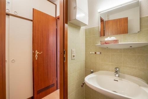 a bathroom with a sink and a mirror at HOF 114 - Berliner Hof - Seeblick in Scharbeutz