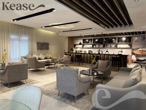 eine Lobby mit Sofas und Stühlen sowie eine Bar in der Unterkunft Kease Hittin N-14 Lusso Hejaz Balcony & Terrace AZ76 in Riad