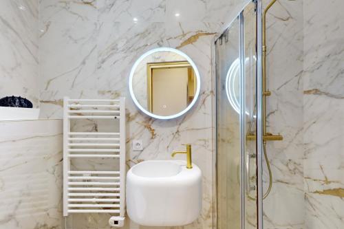 une salle de bain avec un lavabo et une douche dans l'établissement Suite Stars FSHH, à Nice