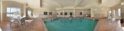 a large swimming pool in a large building at Country Inn & Suites by Radisson, Oklahoma City - Quail Springs, OK in Oklahoma City