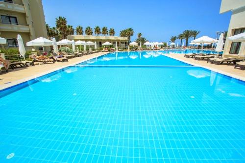 VUNI PALACE PREMIUM Kyrenia Hotel & SPA & Casino Beachfront Location ! 내부 또는 인근 수영장