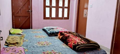 łóżko z poduszkami na górze w obiekcie Ram priya kunj Atithi Niketan w mieście Ayodhya