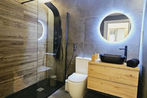 a bathroom with a toilet and a sink and a mirror at apartamento premium muy cerca ciudad Barcelona in Badalona