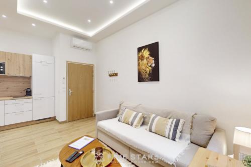 un salon avec un canapé et une table dans l'établissement Suite Gold FSHH, à Nice