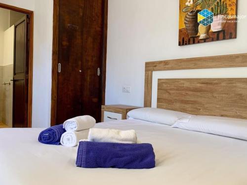 ein Schlafzimmer mit 2 Betten und Handtüchern darauf in der Unterkunft Cas rellotger country house in Llucmajor