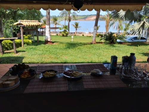 una mesa con platos de comida y vistas al océano en Rancho dos Deuses en Guapé