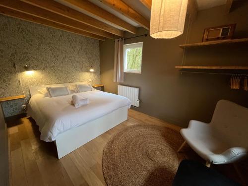 une chambre avec un lit blanc et une fenêtre dans l'établissement Le Nid~Aux portes de Chambord~, à Maslives