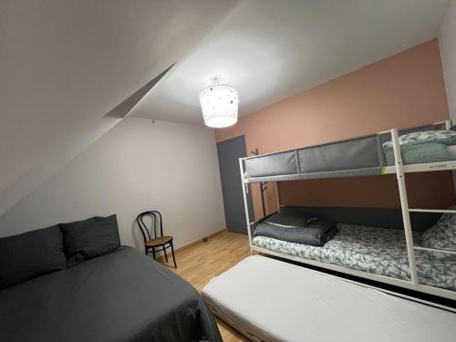 Saint-Brieuc-de-MauronにあるGite Chez Léaのベッドルーム1室(二段ベッド2台、椅子付)