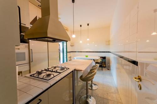 Кухня или мини-кухня в San Silvestro - Bright Home with Private Parking!
