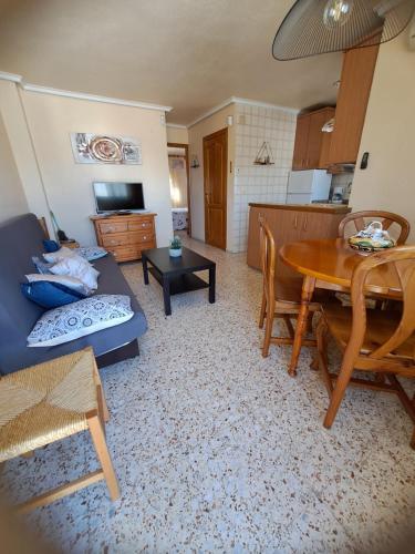 uma sala de estar com um sofá e uma mesa em Maison santa pola em Santa Pola