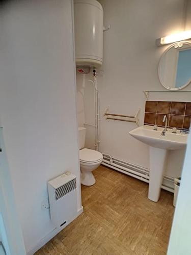 une salle de bain avec toilettes et lavabo dans l'établissement Studio dans une résidence - S04201, à Soulac-sur-Mer