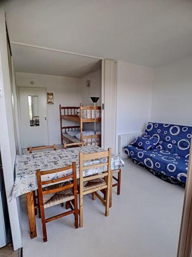 une pièce avec une table, des chaises et un lit dans l'établissement Studio dans une résidence - S04201, à Soulac-sur-Mer
