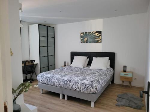 1 dormitorio con 1 cama en una habitación blanca en Appartement COSY proche de Paris en Chambourcy