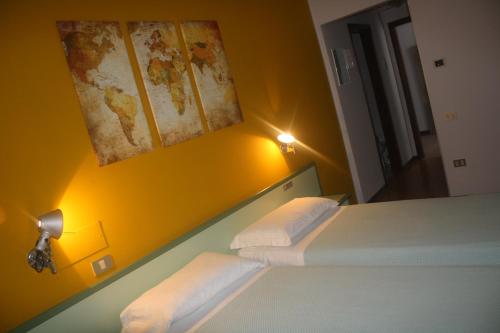 a bedroom with a bed and a painting on the wall at Hotel Valbrenta in Limena