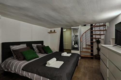 - une chambre avec un grand lit et des oreillers verts dans l'établissement 336 Mila Suite - Charming Parisian apartment, à Vanves