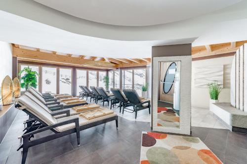a waiting room with chairs and a mirror at Hotel Madeleine in Obergurgl