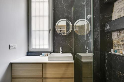Ванная комната в 180 Suite Steph - Superb apartment in Paris