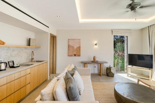 TV a/nebo společenská místnost v ubytování Eliamos Villas Hotel & Spa