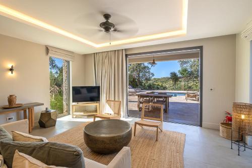 TV a/nebo společenská místnost v ubytování Eliamos Villas Hotel & Spa