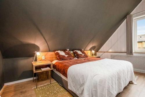 a bedroom with a bed and a large window at Ontbijt bij De Boerenmeid in Hoogwoud