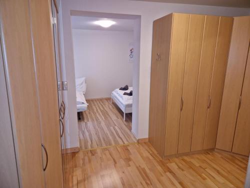 Habitación con armario y dormitorio con cama. en W40 Mariazell en Mariazell