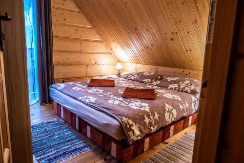 1 dormitorio con 1 cama en una cabaña de madera en Chalupa Lenka, en Tatranská Kotlina