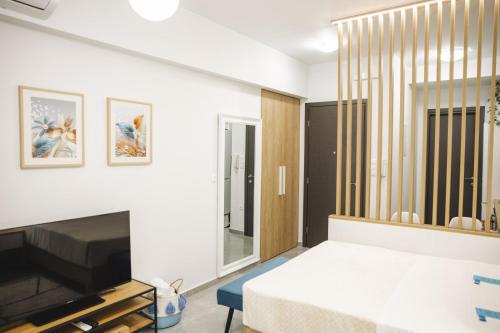 um quarto com uma cama e uma lareira em Alfa- Central Luxury Condo em Kateríni