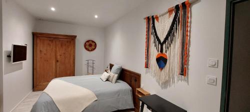 ein Schlafzimmer mit einem Bett und einem Wandgemälde in der Unterkunft LE FIEF GUIBERT in Le Poiré-sur-Vie
