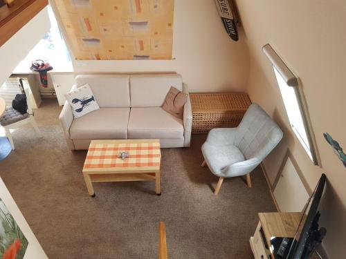 una vista aérea de una sala de estar con sofá y silla en Appartment Holiday, en Scharbeutz