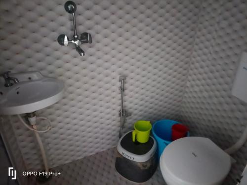 Kylpyhuone majoituspaikassa Suraj Guest House