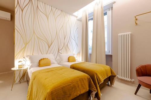 1 dormitorio con 2 camas y un mural en la pared en FLORENCE SEASONS B&B, en Florencia