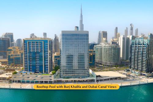 uma vista para uma cidade com edifícios altos em The First Collection Waterfront em Dubai