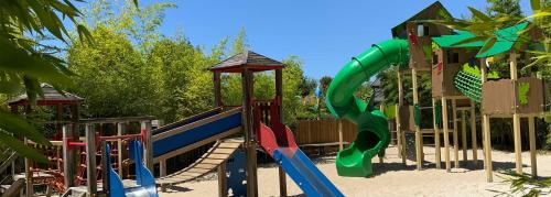 - une aire de jeux avec toboggan dans le sable dans l'établissement Camping le Sen Yan, à Mézos
