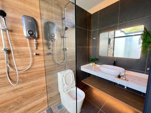 a bathroom with a shower and a toilet and a sink at Galaria 4BR 17Pax NearTC, DinosaurLand, PS4, Netflix in Kuantan