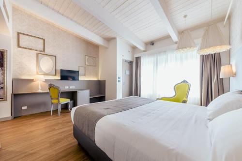 科萊尼奧的住宿－迪亞曼特M酒店，一间卧室配有一张床和一张带电脑的书桌