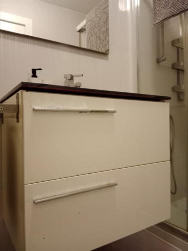 a large white drawer in a kitchen with a sink at Apartamento El Catavino in Jerez de la Frontera