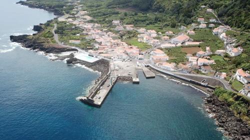 Casa Branca في Ribeiras: اطلالة جوية على جزيرة صغيرة في الماء