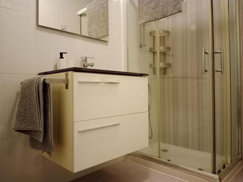 a bathroom with a glass shower and a white sink at Apartamento El Catavino in Jerez de la Frontera