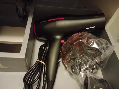 a black hair dryer sitting in a box at Apartamento El Catavino in Jerez de la Frontera