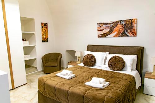 - une chambre avec un grand lit et 2 serviettes dans l'établissement Casa Cecilia, à Casamassima