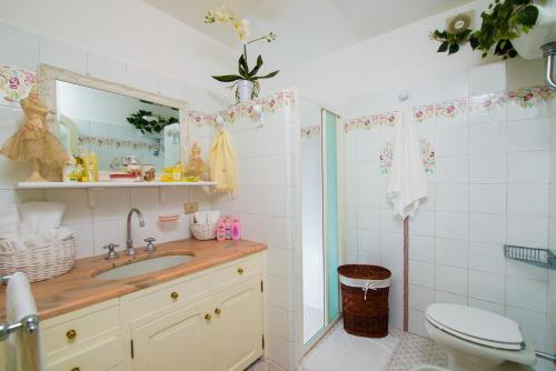 Un baño con lavabo, inodoro y ducha. en YourHome - Maison Iolanda Positano, en Positano