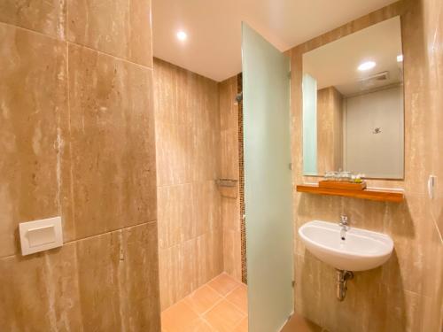 Ванна кімната в Luxury Malioboro Hotel