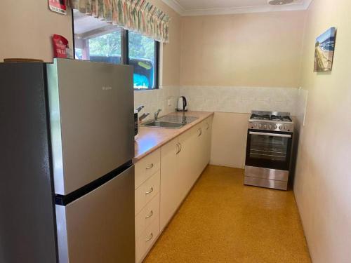 Dapur atau dapur kecil di Tinglewood Cabins