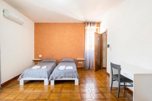 um quarto com 2 camas e uma secretária em Angolo d'Epoca con Bagno Privato nel centro Storico em Vibo Valentia