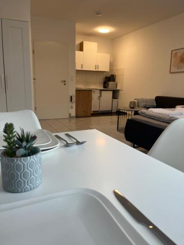 Zimmer mit einem Tisch und einem Wohnzimmer in der Unterkunft Studioapartment/Messewohnung in Köln