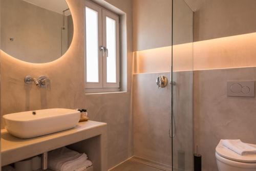 uma casa de banho com um lavatório e um chuveiro em Beautiful Paros Villa - 2 Bedroom - Villa Nirvana - Breathtaking Sea Views and Great for Couples - Naousa em Livadia